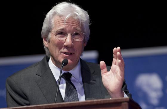 Richard Gere Spanyolországba költözik, de nem csupán a napfényes tengerpartok vagy a finom tapas miatt. A híres színész új otthonra lelt a mediterrán kultúrában, ahol a művészet, a zene és a gasztronómia mindennapjainak részévé válnak. Gere úgy döntött, h