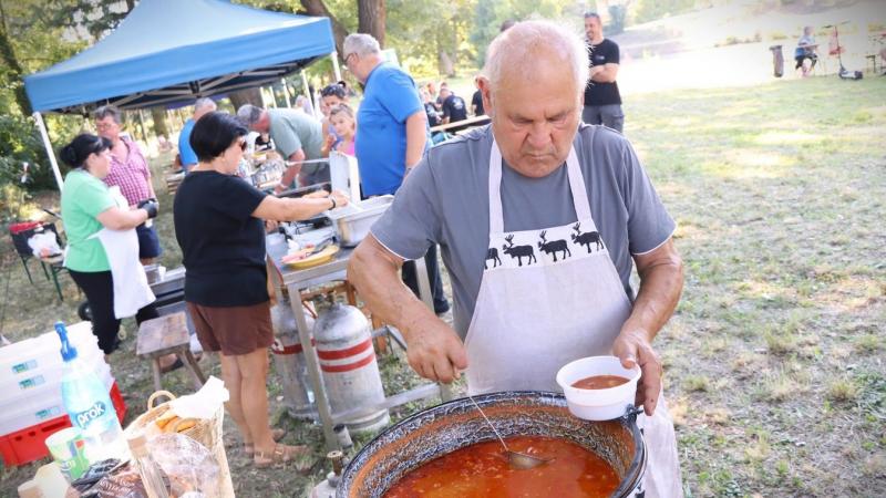 Piknik a kaszaházi idillben: Árnyékos fák alatt jógázzunk és gyakorlunk chikungot, majd a felfrissülés jegyében egy ízletes gulyás vár ránk! (Fedezd fel a galériánkat és nézd meg a videót!)