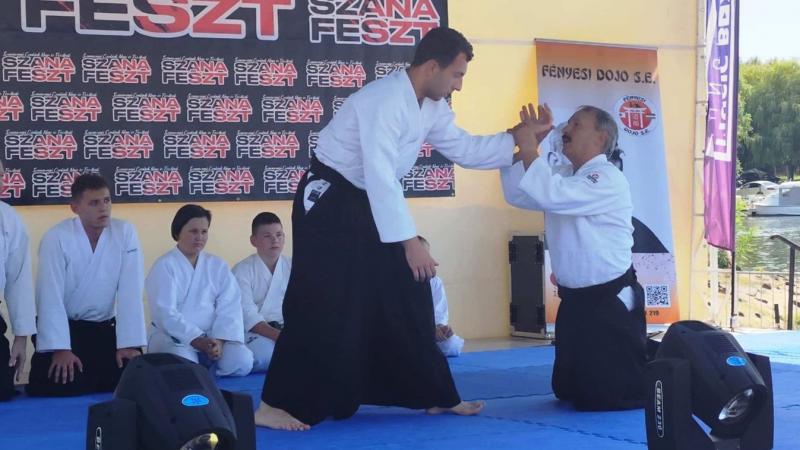 Természetesen, íme egy egyedi szöveg az Aikido bemutatóról Szanazugban:

---

**Aikido Bemutató Szanazugban: A Harmónia Művészete**

Kedves érdeklődők és harcművészetek iránt vonzódók!

Örömmel hívlak meg benneteket egy különleges eseményre, ahol felfedez