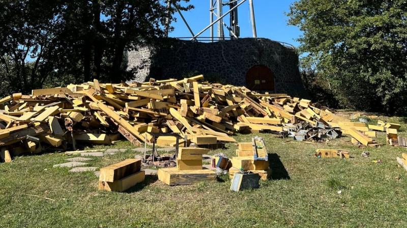 Elbontották a közkedvelt balatoni kilátót, és most csupán egy faanyaghalom tanúskodik arról, hogy valaha ott állt egy ikonikus hely.