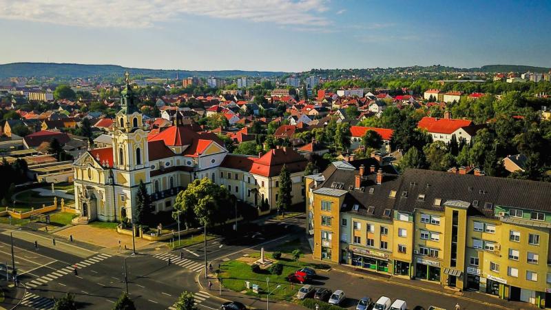 Egy varázslatos kisfilm, amely megmutatja, miért Zalaegerszeg igazi gyöngyszem! Fedezd fel velünk ezt a különleges várost, ahol a múlt és a jövő harmonikusan találkozik!