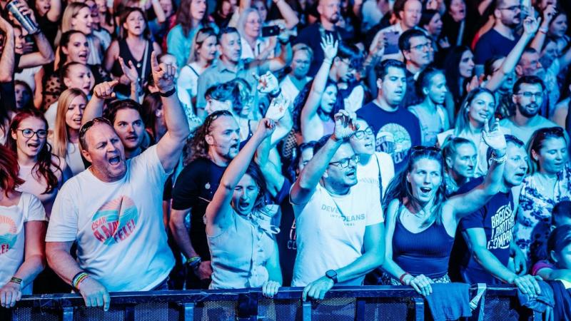 A Csík Zenekar és Bagossy László előadását akár díjmentesen is élvezheted – igazi különlegességek várnak rád a nyitónapon!