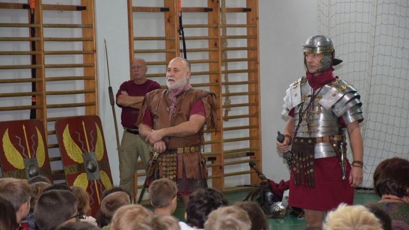 A gyerekek izgalmas élményben részesültek, amikor római legionáriusokká öltözhettek a történelemórán. Ez a különleges esemény valóban rendhagyóvá tette a tanulás menetét, hiszen a fiatalok nem csupán könyvekből, hanem élőben is megtapasztalhatták a múltat