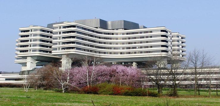 A bűnügyi nyomozók a Honvédkórház falai között folytatják munkájukat, és jelenleg azt a személyt próbálják azonosítani, aki a mérgező anyag beszerzéséért felelős lehetett.