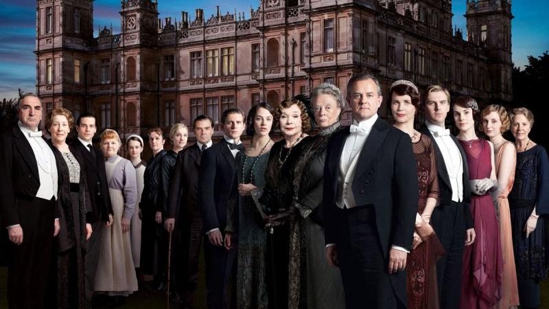 A Downton Abbey forgatásainak kulisszái mögött olyan kellemetlen szagok terjengtek, hogy az szinte elviselhetetlenné vált a szereplők számára. A szagok forrása többek között a hosszú órákon át tartó munka és a jelmezekben felhalmozódó izzadság volt, ami k