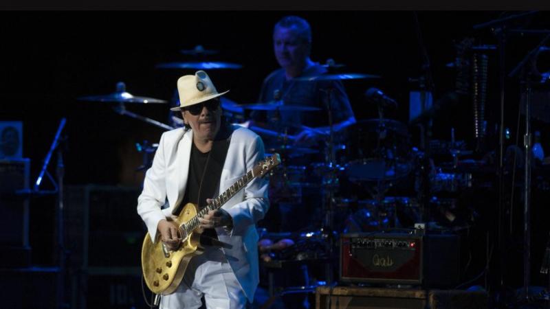 Carlos Santana másfél évtizednyi távollét után ismét Budapestre látogat.