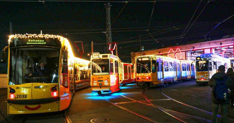 Budapesti járművek varázslatos fényjátékban tündökölnek - képgaléria.