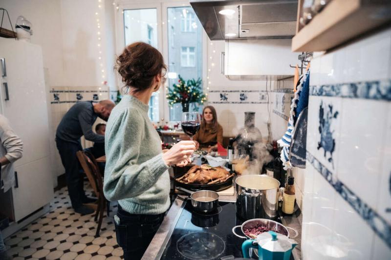 **Karácsonyi Feszültségmentesítési Tippek: Íme, Hogyan Élvezheted a Ünnepeket Gondtalanul (Finom Ételötletekkel Kiegészítve!)**

A karácsony sokak számára az év legszebb időszaka, de sajnos a stressz is gyakran elronthatja az ünnepi hangulatot. Összegyűjt