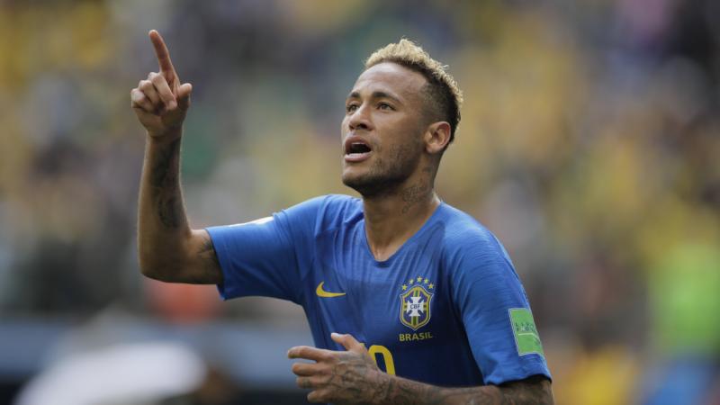 Hazatérve Neymar megkapja Pelé ikonikus mezét a Santos csapatánál.