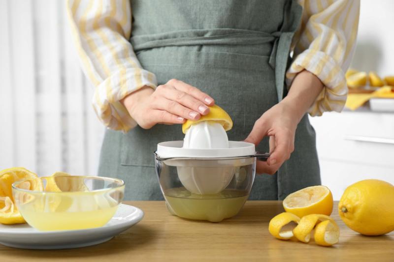 A citrom, ez a frissítő és ízletes gyümölcs, nem csupán a konyhánk dísze, hanem számos egészségügyi előnnyel is rendelkezik. Gazdag C-vitaminban, ami erősíti az immunrendszert, és antioxidáns tulajdonságai révén segít a sejtek védelmében. Emellett a citro