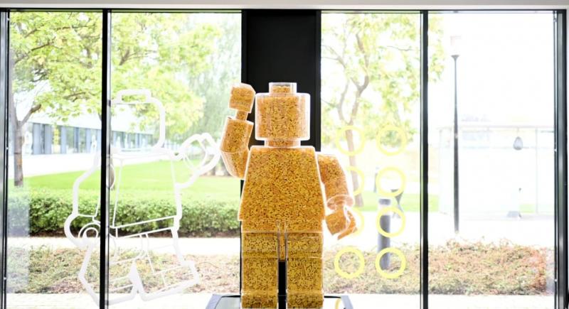 Lego-kockák 37 futballpályányi kiterjedésben: ünnepélyesen megnyitották a kibővített nyíregyházi gyártóüzemet!