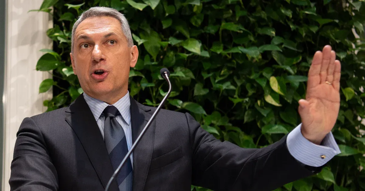 Lázár véleménye szerint a Tisza folyó közrejátszott abban, hogy a MÁV hitelének odaítélése meghiúsult, ám az érintett bank képviselője úgy nyilatkozott, hogy a kérdésben még nem született végleges döntés.