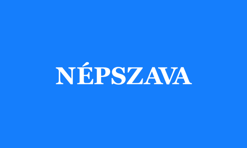 Tóth Jakab a reflektorok fényében állt, a színpadon ragyogóan élt a pillanat. Minden mozdulata magával ragadta a közönséget, ahogy a szavak szinte életre keltek a szájából. A háttérben a zene lágyan szőtte köré a hangulatot, míg ő, mint egy igazi művész, 