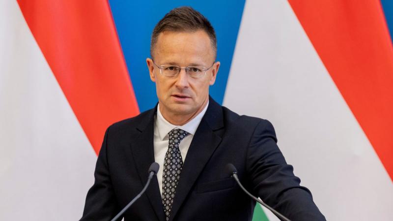 Szijjártó Péter bejelentette, hogy a kormány határozottan kiáll a rezsicsökkentés mellett, még akkor is, ha Brüsszelben Magyar Péter pártjával szembesül. A céljuk, hogy megvédjék a magyar családok érdekeit és biztosítsák a kedvező energiaárakat.