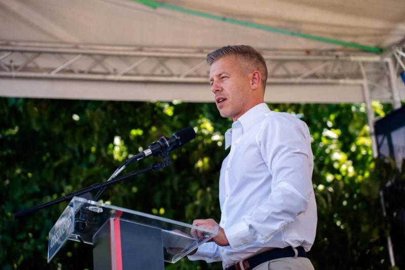 A Tisza Párt és a Fidesz megközelítése: autokratikus irányítás vagy nyitott politikai párbeszéd?