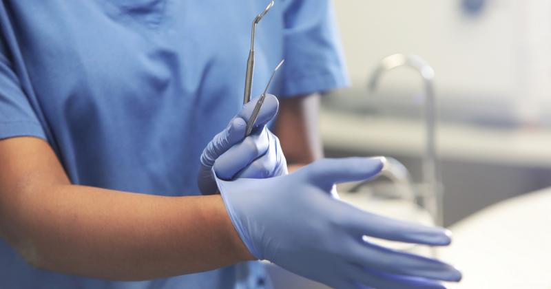 Egy 17 éves lány csupán a bölcsességfogát akarta eltávolíttatni, de a műtét során tragikus véget ért az élete.