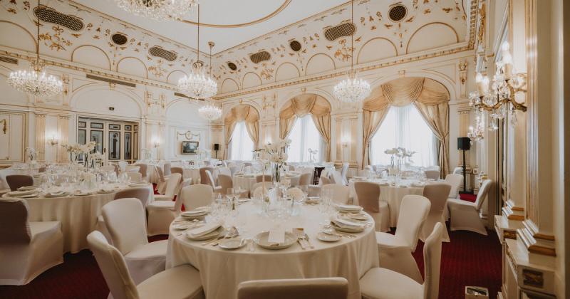 Képzeld el, hogy egy varázslatos bálon veszel részt, ahol a csillagok fénye átszűrődik a gyönyörűen díszített terem ablakain. Az elegancia mindenhol jelen van, de a légkör mégis szabad és laza. Itt nemcsak a gyönyörű ruhák és a kifinomult frizurák vonzzák