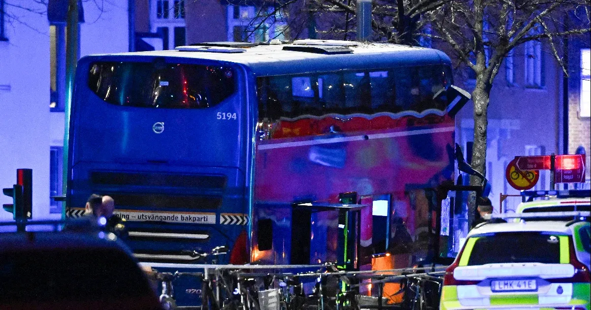 Számos áldozatot követelt egy tragikus baleset Stockholmban, ahol egy emeletes busz behajtott egy megállóba.