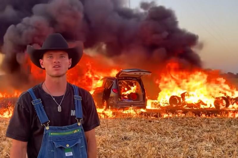 Lángoló jármű leplezte le az autós influenszert.